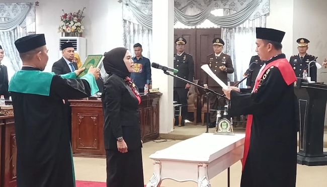 Resmi Dilantik, Sumiartini Jadi Perempuan Pertama Jabat Ketua DPRD Rohul