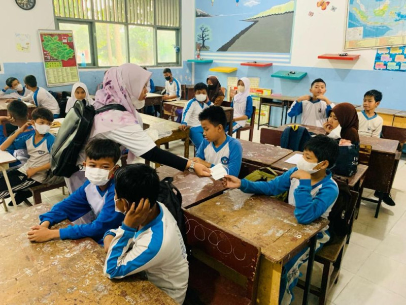 Diskes Riau Bagikan 10.008 Masker di 21 Sekolah Dasar di Pekanbaru