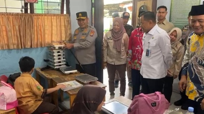 Program Makan Bergizi Gratis Diperkuat, Kapolda Riau Hadir di MIN 1 Pekanbaru