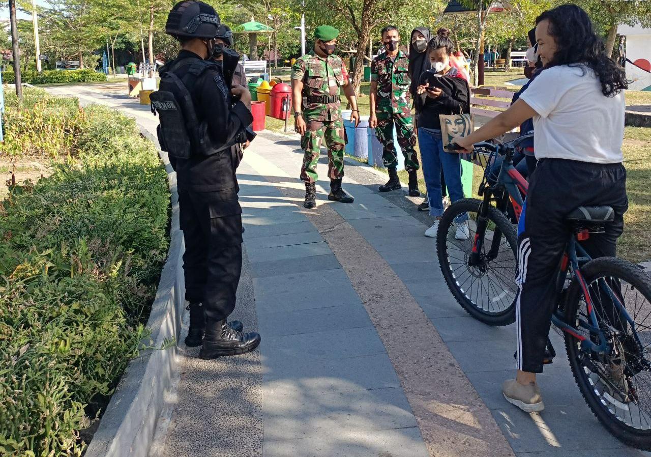 Babinsa Gelar Patroli Sinergitas TNI Polri, Sambangi Pusat Keramaian 