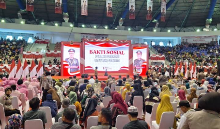 Gelar Bakti Sosial di Pekanbaru, Wakapolri Bagikan 10 Ribu Paket Sembako ke Masyarakat