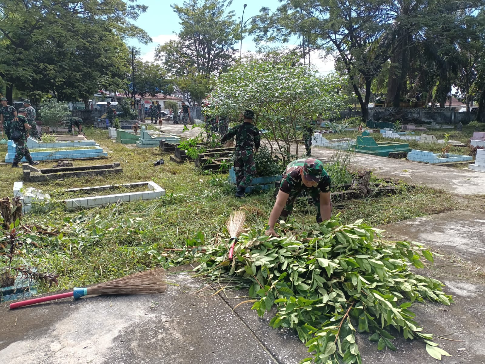Babinsa Kelurahan Tanahdatar Goro di Taman Makam Bahagia 
