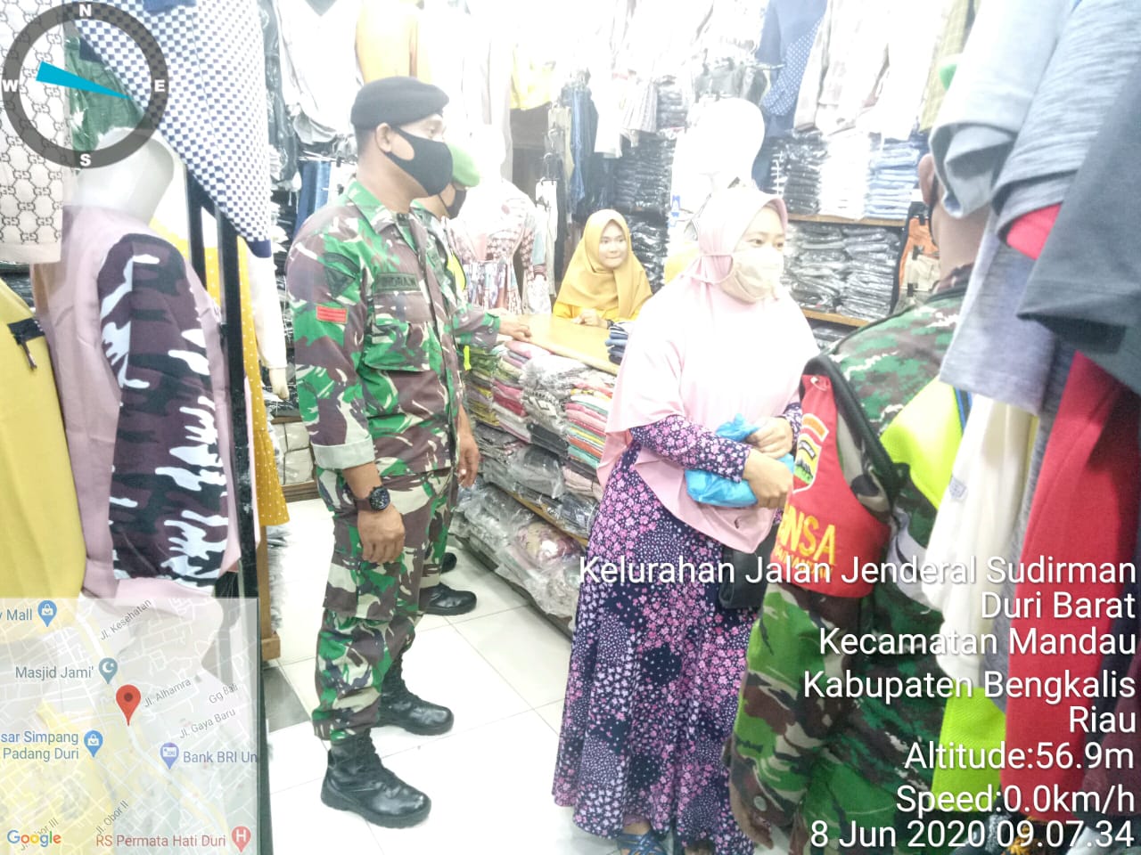 Anggota TNI dan Penegakan Disiplin Warga Patuhi Protokol Kesehatan di Pasar  Mandau