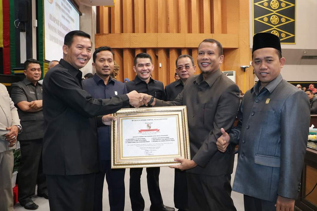 Walikota Pekanbaru Berikan Penghargaan ke Sembilan Fraksi di DPRD