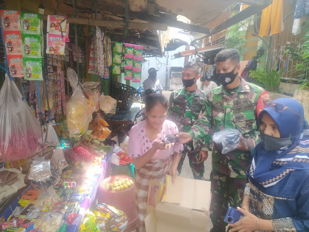 Babinsa Sosialisasi Bagikan 50 Masker di Jalan M Dahlan 