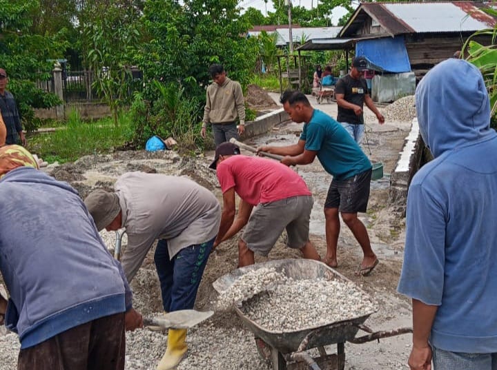 Rusak Parah, Warga Iuran dan Goro Perbaiki Jalan Seiya, Bagan Punak