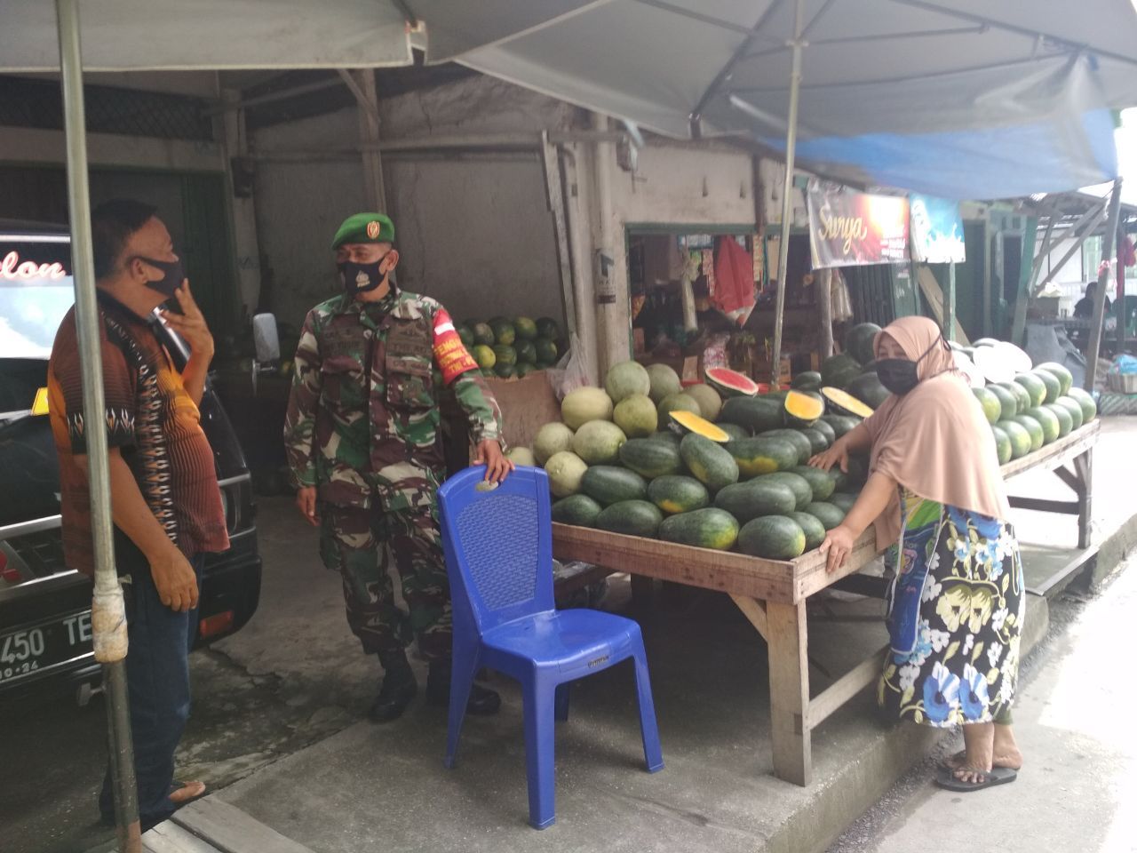Babinsa Kotabaru Monitoring dan Penegakan Disiplin Prokes di Wilayah Teritorial