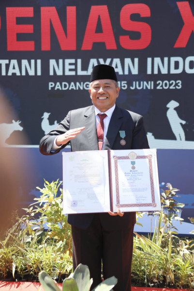 Bupati Terima Penghargaan Satyalancana Wira Karya