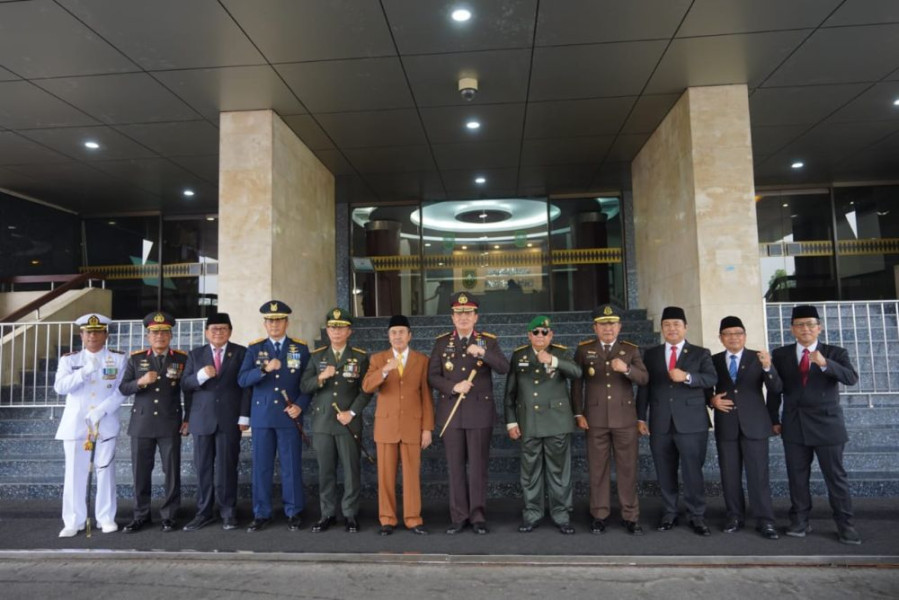 Gubri dan Wagubri Hadiri Peringatan HUT TNI ke 78 Wilayah Riau