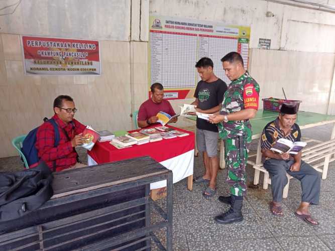 Babinsa Koramil 02 Kota   Buka Perpustakaan Keliling  di Masjid Gunung Merah Kampung Pancasila 