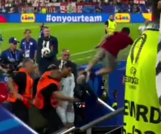Ngeri! Ronaldo Nyaris Ketiban Fans dari Tribune Usai Kalah dari Georgia