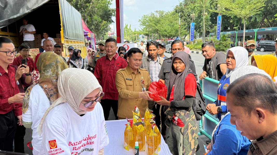 Salurkan Wakaf Al-Qur'an dan Bazzar Minyak Goreng Harga Khusus, APP Group dan Paguyuban Sinarmas Riau Berbagi di Bulan Suci Ramadan