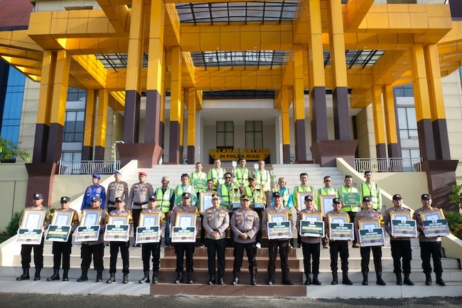 12 Bhabinkamtibmas dan 3 Satkamling Terbaik Riau Raih Penghargaan