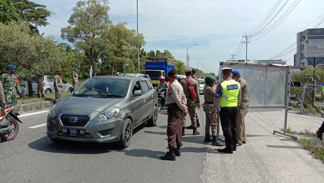 Babinsa Gelar Penegakan Disiplin Perwako No 130 Tahun 2020 di Depan STC Pekanbaru