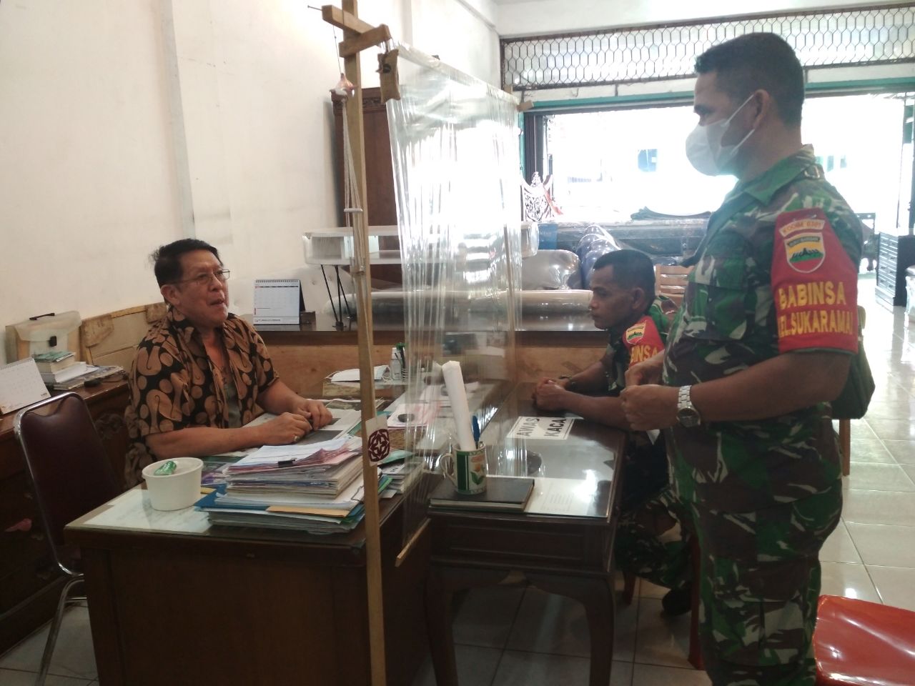 Demi Pekanbaru Bersih dan Hijau, Babinsa Imbau Pelaku Usaha Sediakan Tong Sampah