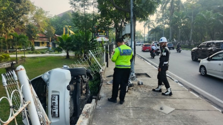 Microsleep, Pengemudi Brio Tabrak Tiang CCTV dan Pagar Taman Budaya di Pekanbaru