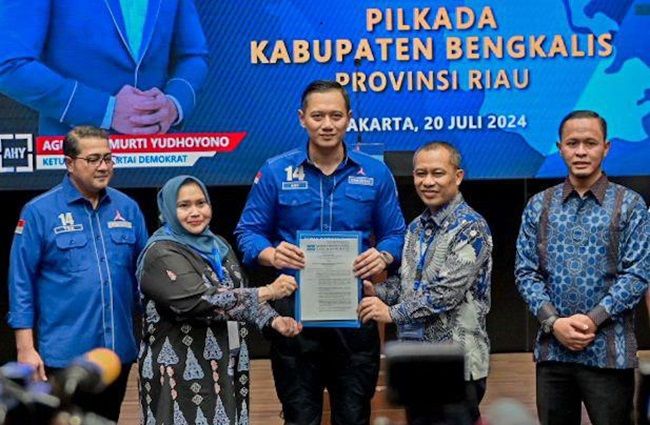 Kasmarni - Bagus Santoso Terima Surat Rekomendasi dari Ketua Umum Demokrat