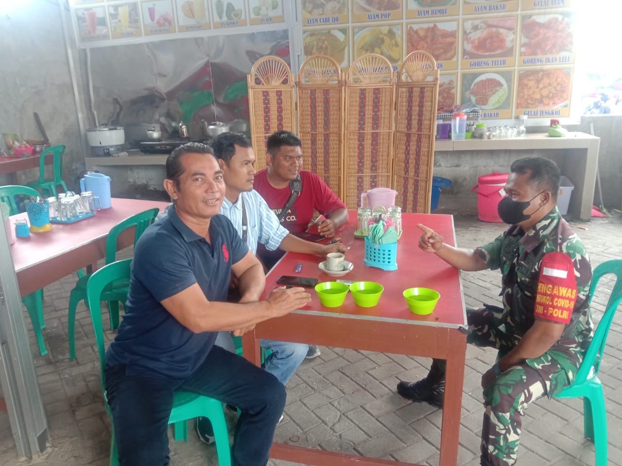 Komsos ke RW 05 Babinsa Ajak Warga Jaga Kampung 