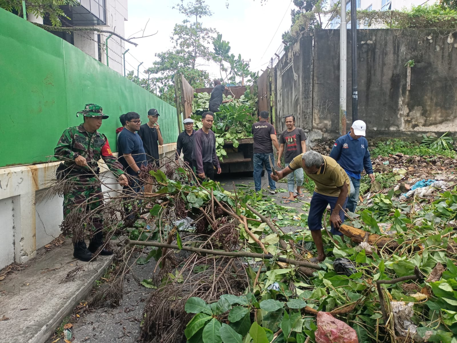 Babinsa  Kelurahan Tanah Datar Goro Bersama Bersihkan Tumpukan Sampah dan Rumput Liar 
