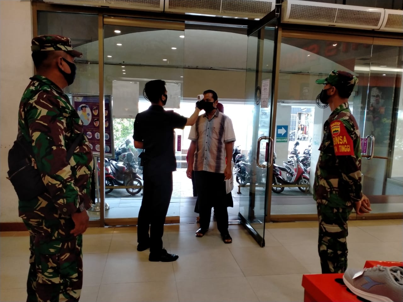 New Normal, Babinsa Kota Tinggi Awasi Pengunjung Mall