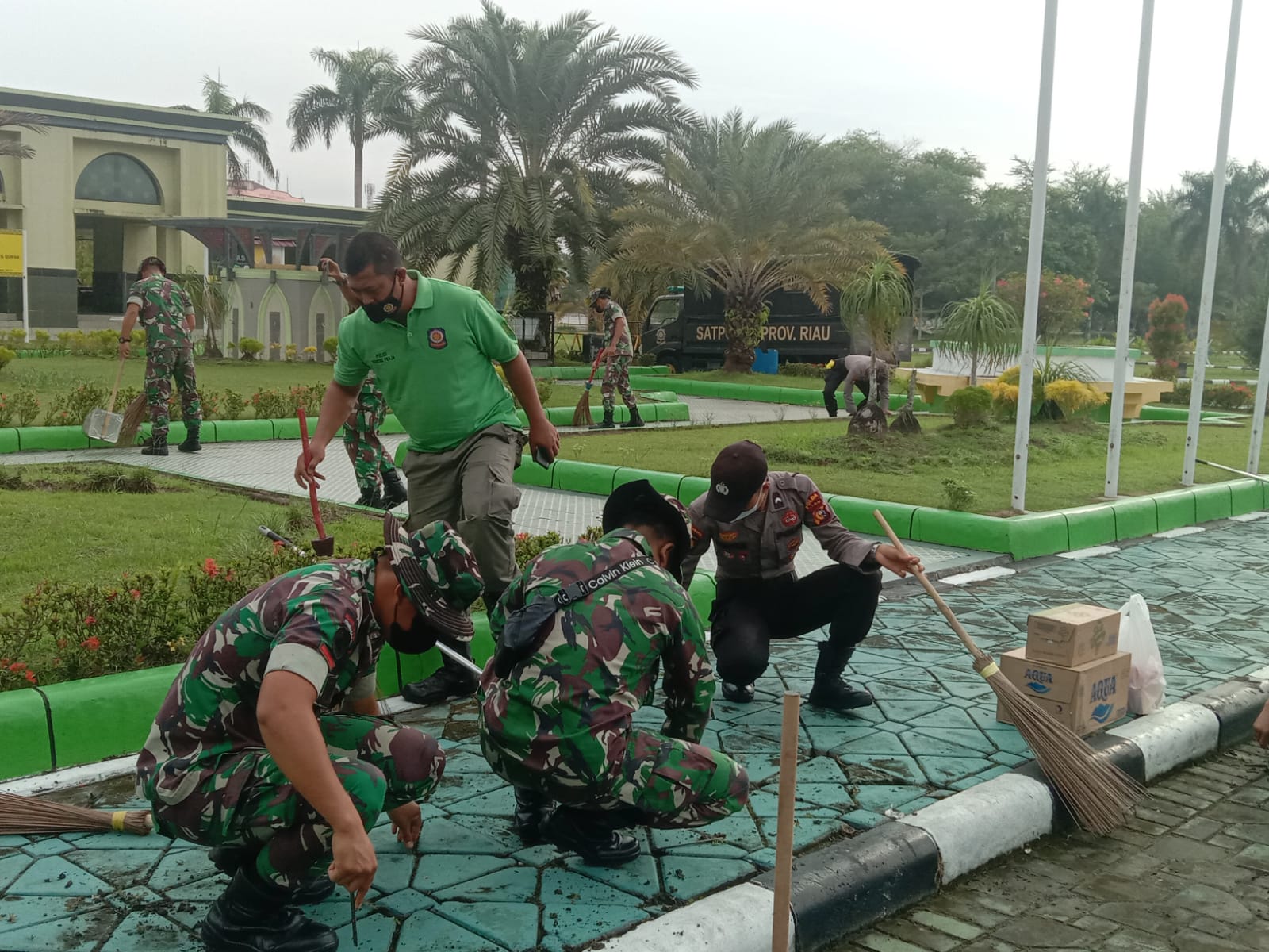 Jelang Salat Jumat dan Sambut Ramadan 1444 H, Babinsa Bersama Warga Goro di Masjid Raya Annur 