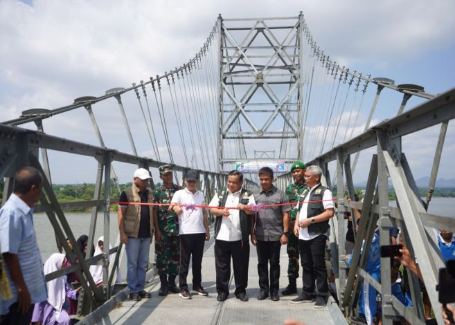 Pj Gubri Resmikan Jembatan Gantung Sepungguk