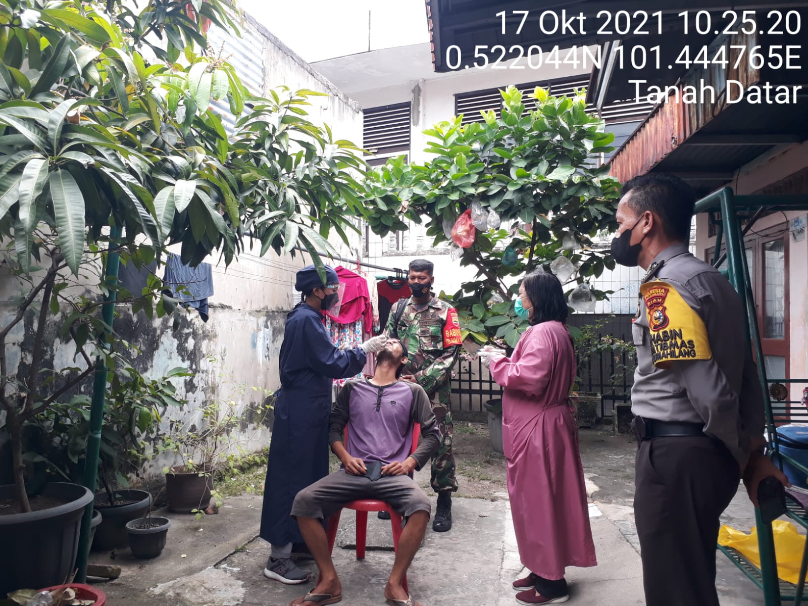 Babinsa Koramil 02 Kota Tracing Warga Kontak Erat di Wilayah Teritorial 