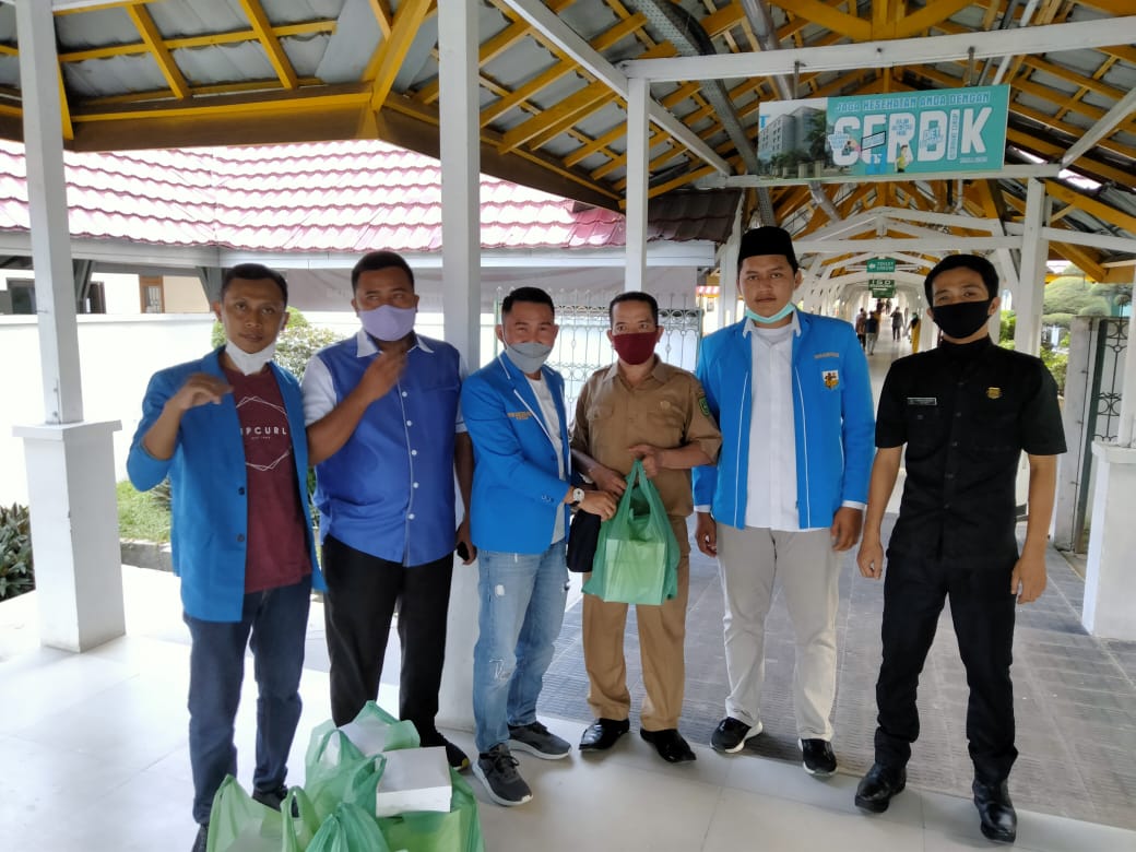 Lagi, DPD KNPI Riau Berbagi Takjil Di RSUD Arifin Achmad