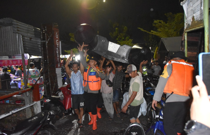 Polda Riau Kerahkan Kekuatan Penuh untuk Selamatkan Warga Terdampak Banjir