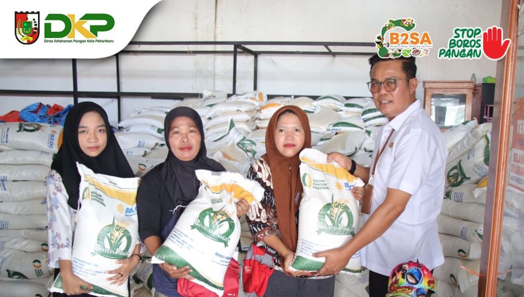 Kepala DKP Pekanbaru Monitoring Penyaluran Beras CPP Periode Maret di Kantor Pos