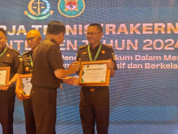 Kejati Riau Terima Dua Penghargaan di Rakernis Kejaksaan RI 2024