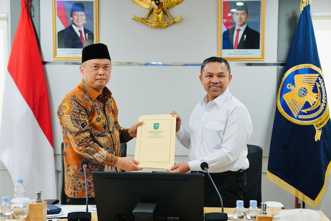 Rencana Relokasi Bandara, Gubri Abdul Wahid Minta Dukungan Menhub