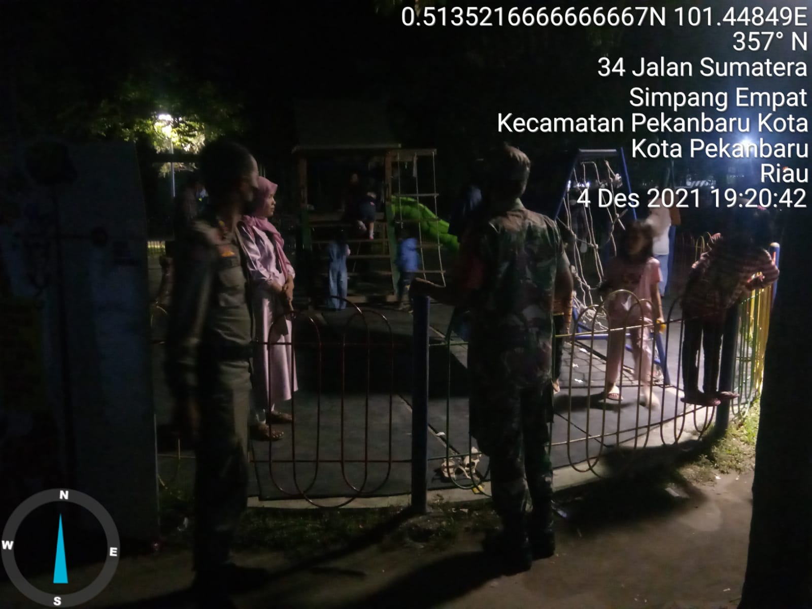 Babinsa Patroli Malam di RTH Kaca Mayang