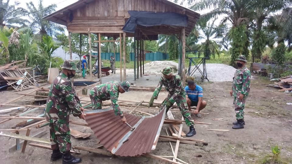Pra TMMD 114, Babinsa Koramil 02 Kota Bersama Kodim 0301 Pekanbaru Bedah Rumah di Sialang Rampai 