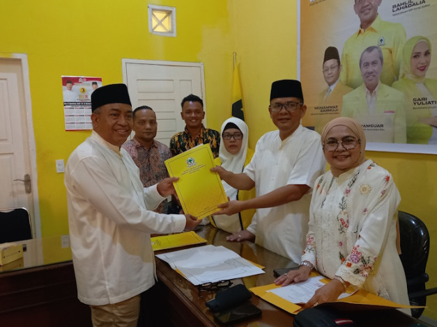 Yulisman Ambil Formulir Calon Ketua Golkar Riau
