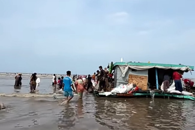 Kapal Bermuatan Snack Karam di Perairan Sepahat Bengkalis
