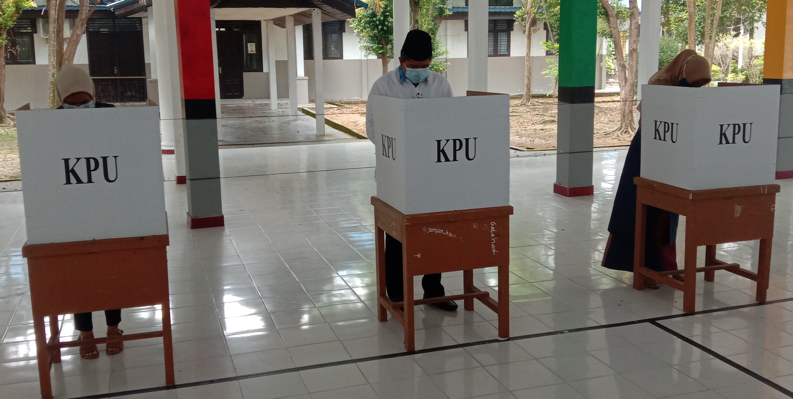 Petahana Drs H Alfedri Bersama Keluarga Nyoblos di TPS 002 