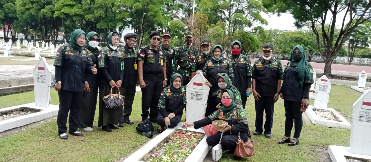 Babinsa Hadiri Ziarah DPD Hipakad Riau di TMP  Kusuma Dharma 