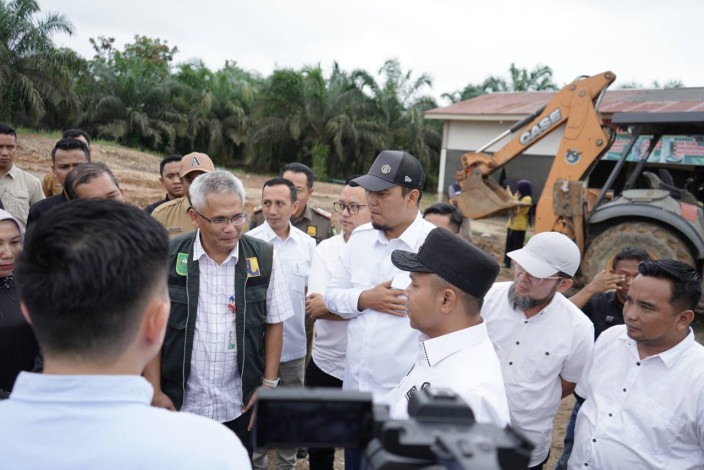 Libatkan Perusahaan, Gubernur Abdul Wahid Tuntaskan Perbaikan Jalan Kelayang Inhu