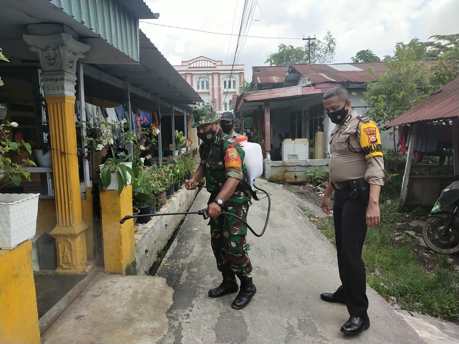 Gelar Penyemprotan Disinfektan di wilayah Teritorial,.Ini Pesan Serka Agus Purwanto 