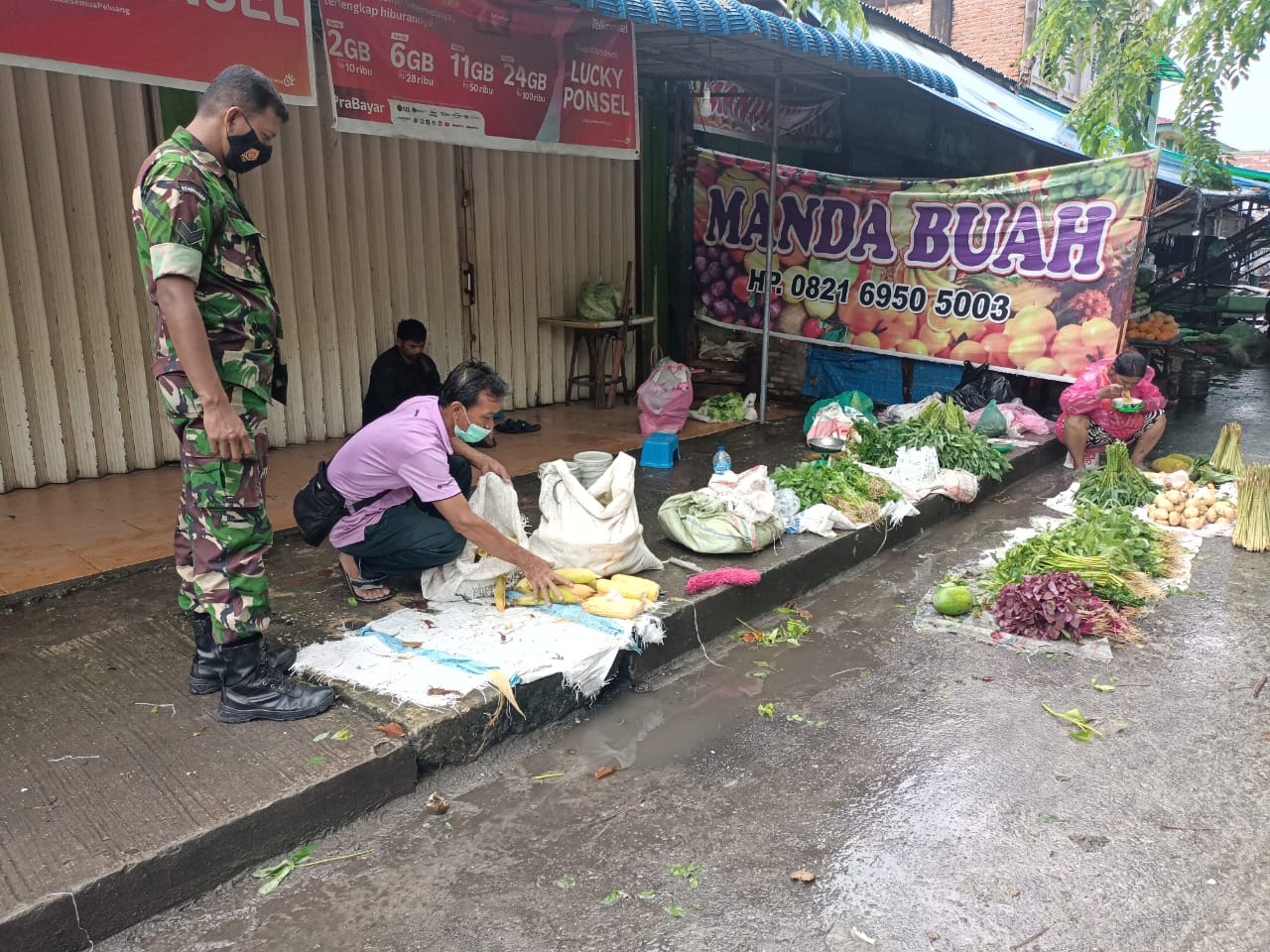 Pasca lebaran Idul Fitri 1443 H,  Babinsa Komsos dengan Pedagang Pasar Agussalim 