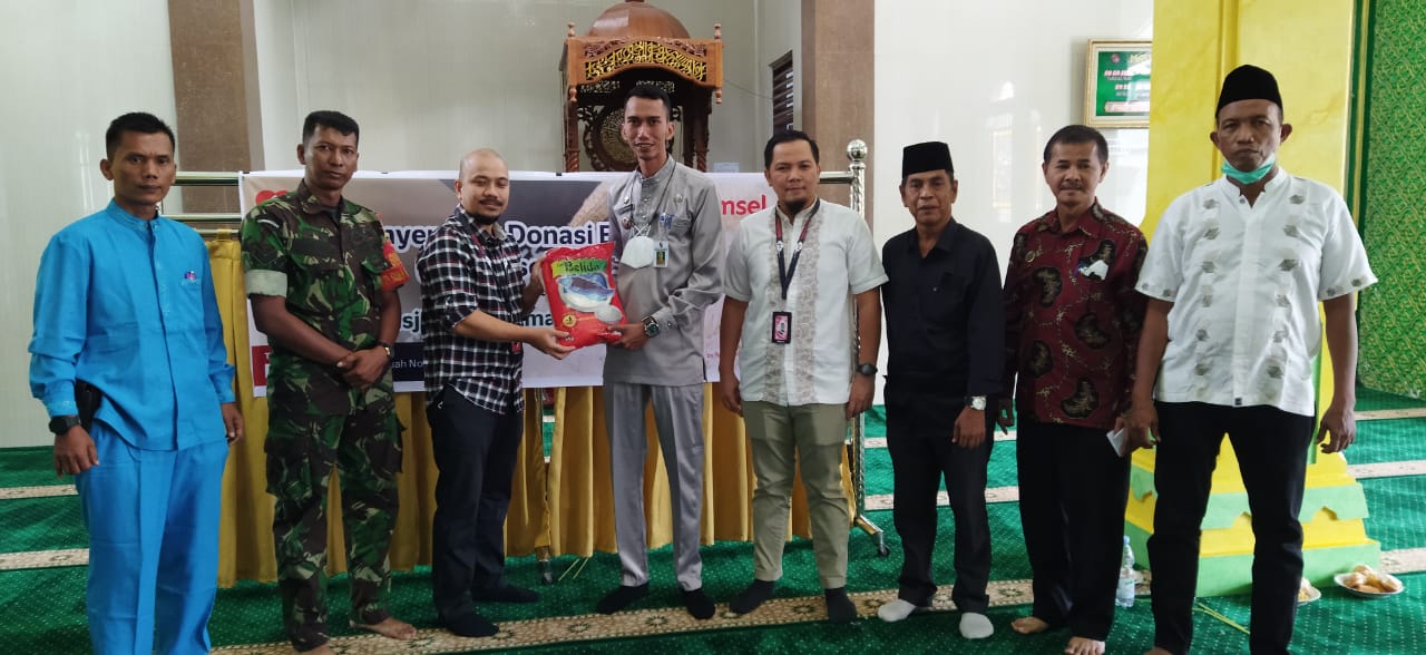 Babinsa Hadiri Penyerahan Sembako dari Manajemen Telkomsel  untuk Warga RW 05 Kelurahan Sumahilang  