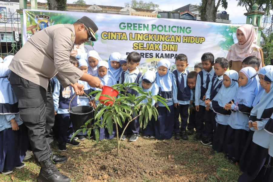Gerakan Cinta Lingkungan, Kapolres Kampar Kenalkan Green Policing kepada Anak Usia Dini