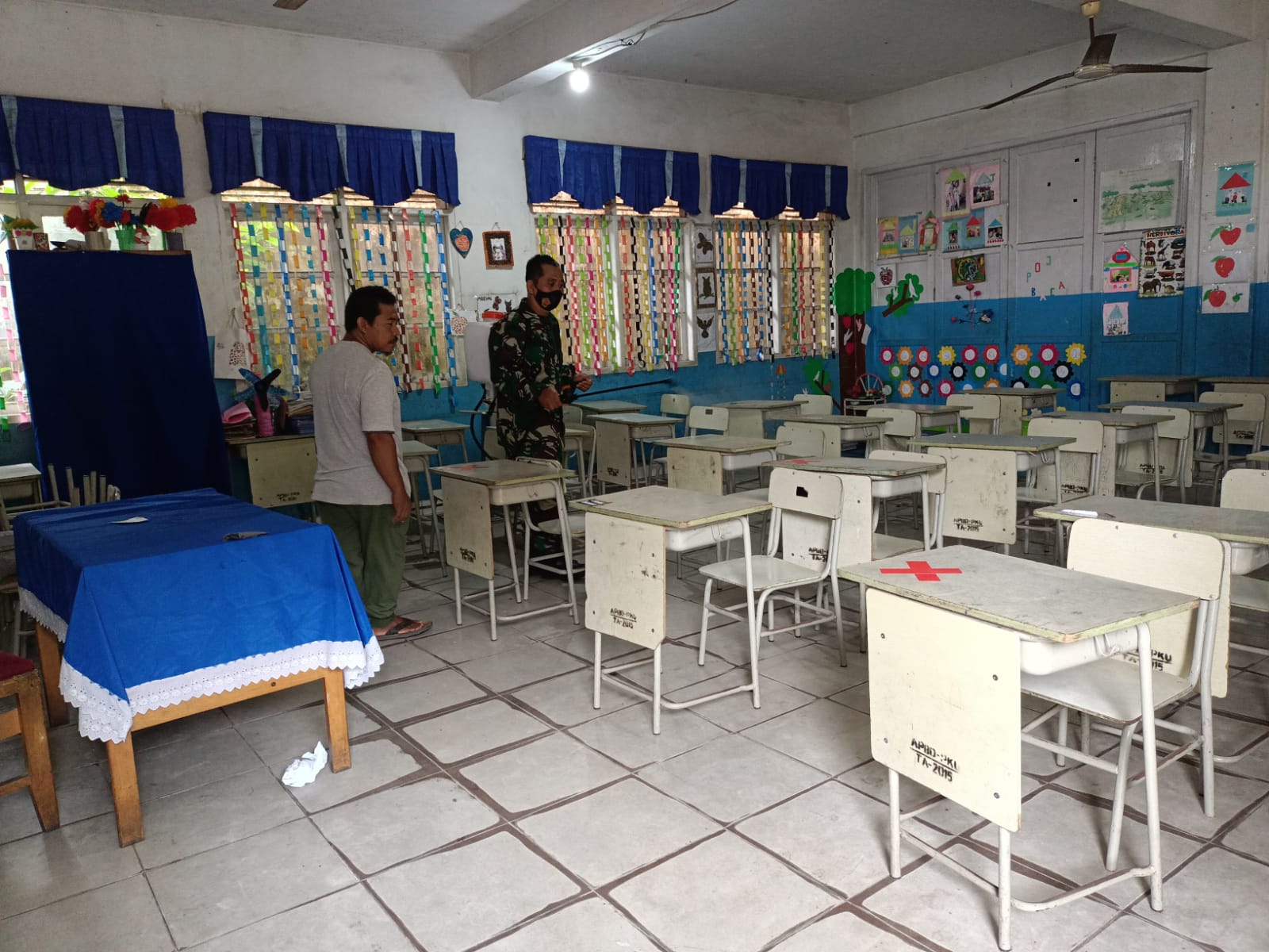 Persiapan PTM, Babinsa -Majelis Guru SDN 125 Gelar Penyemprotan Disinfektan 