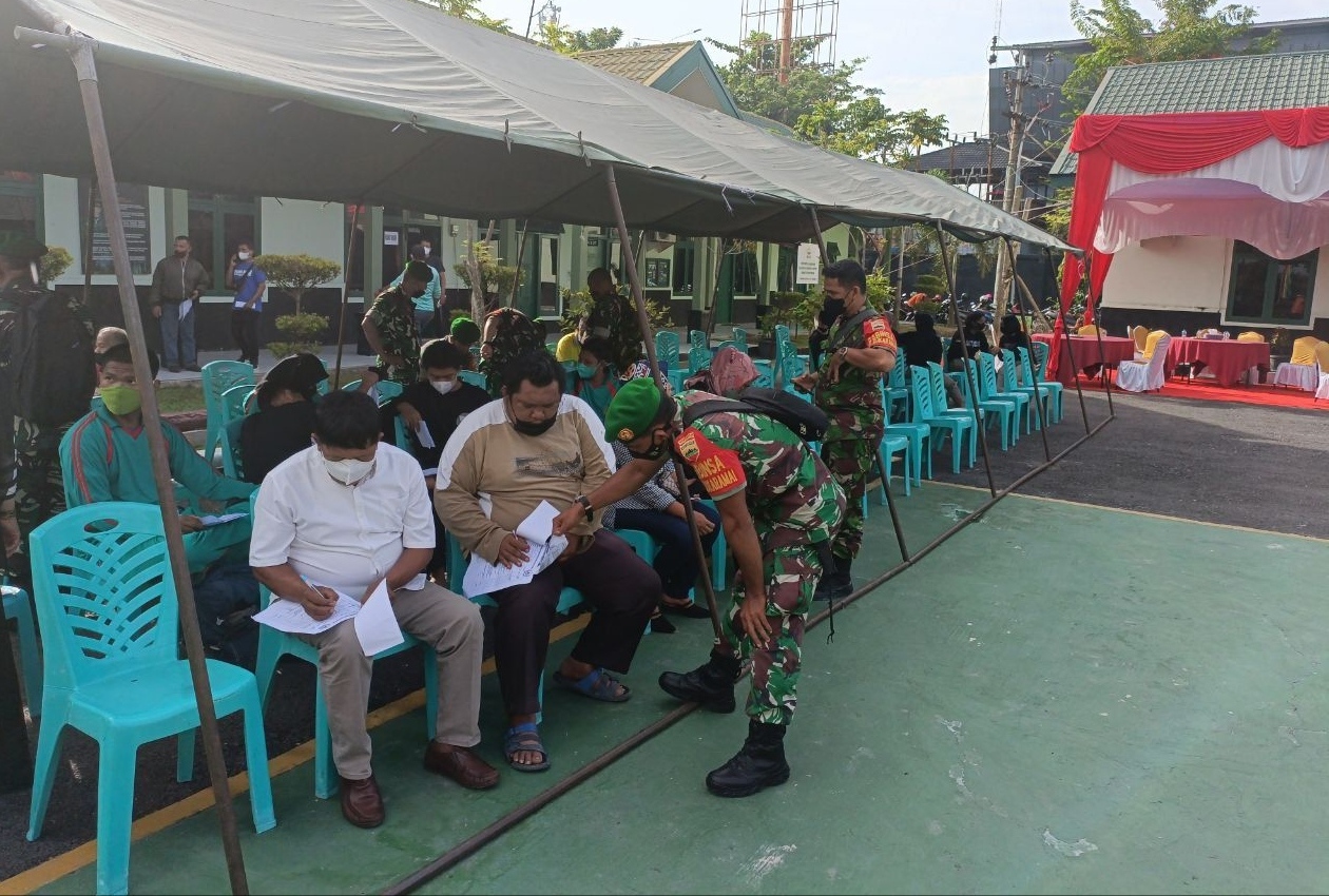 Babinsa Koramil 02 Kota Damping Vaksinasi Warga di Den Bekang 1-44-06