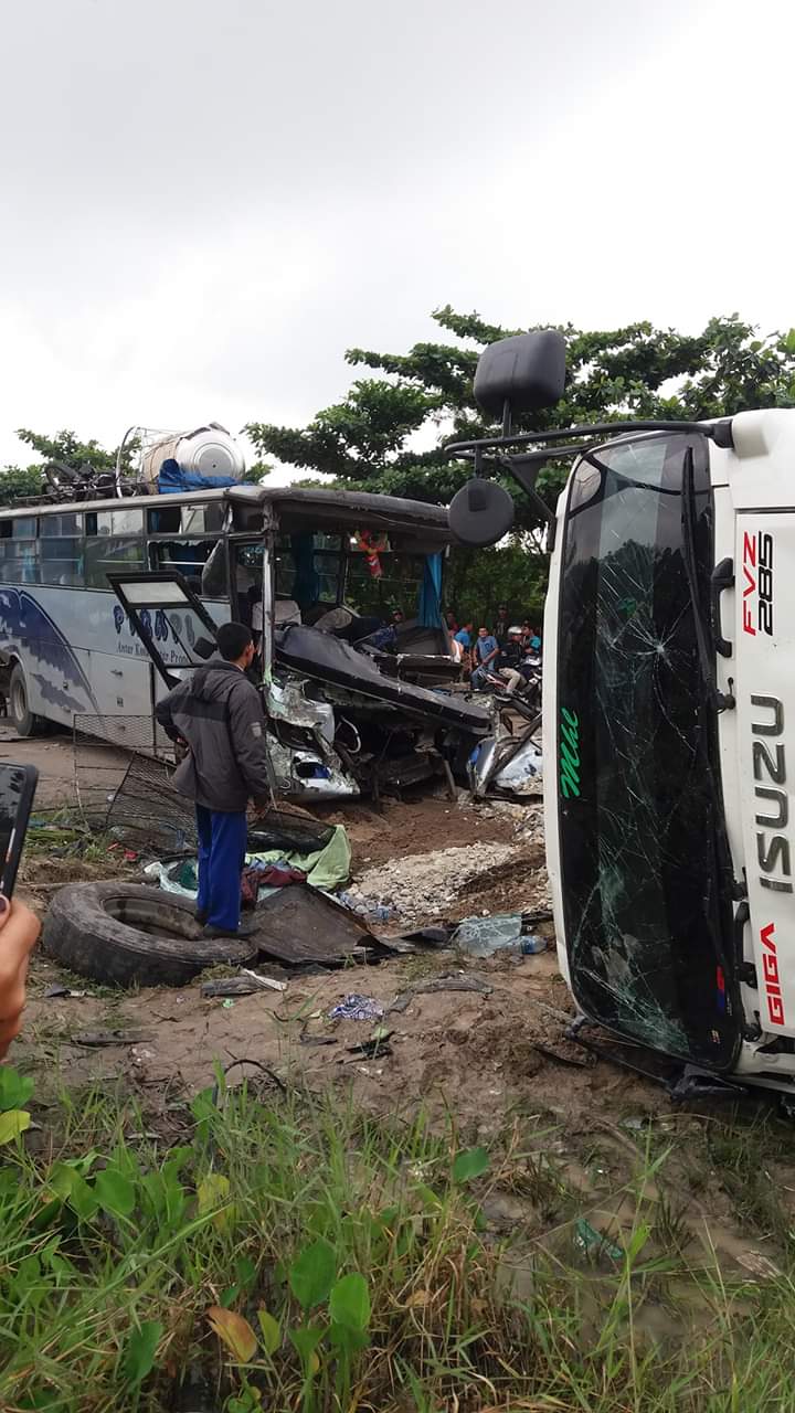 Bus dan Fuso Laga Kambing, 12 Orang Luka-luka