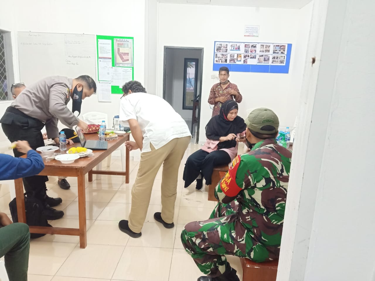 Babinsa Bersama Lurah Monitoring Kesiapan  Posko Jaga Kampung Kelurahan Simpang Empat 