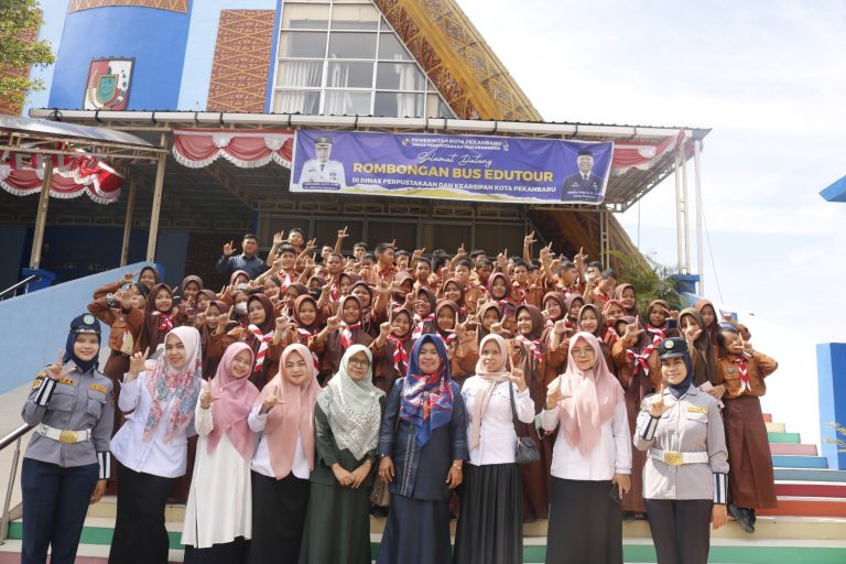 Dispusip Pekanbaru Perkenalkan Siswa SMP Negeri 5 Perpustakaan Tenas Effendy