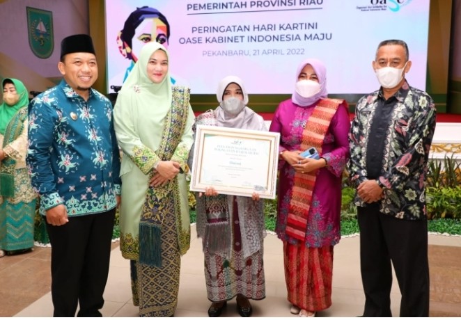 Peringatan Hari Kartini 2022 Tingkat Provinsi Riau,  Chairani Asal Tualang Raih Penghargaan dari Istri Presiden Jokowi 