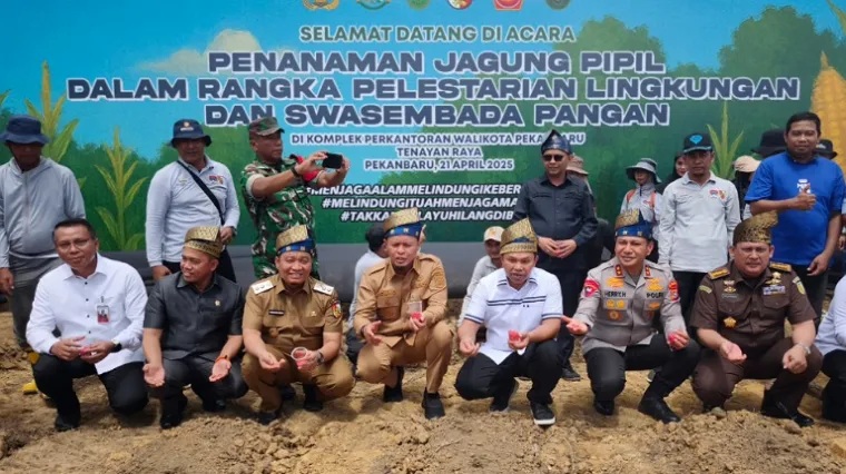 Kepala BPKAD Pekanbaru Ikuti Aksi Penanaman Pohon dan Jagung Pipil di Tenayan Raya